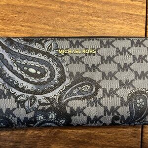 Zippered wallet with 17 openings interior zipper pocket and 3 more pockets.